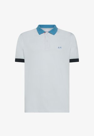 Polo in cotone grigio chiaro con colletto blu, accenti sulle maniche blu scuro, pattina con due bottoni e piccolo logo sul petto.