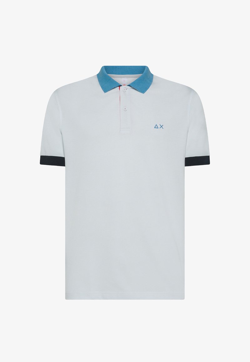 Polo in cotone grigio chiaro con colletto blu, accenti sulle maniche blu scuro, pattina con due bottoni e piccolo logo sul petto.