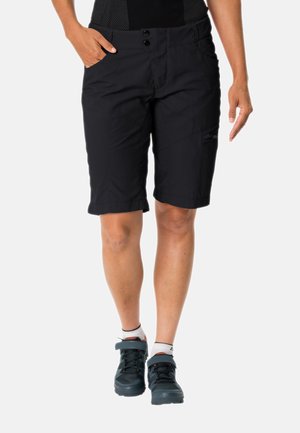 Zwarte shorts met een fitted ontwerp, voorzien van twee voorkruimels, knoopsluiting en technische stof voor buitensportactiviteiten.