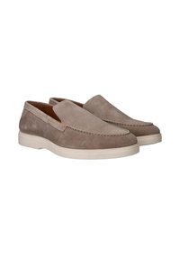 Taupe suede instapchoenen met een ronde neus en een licht verhoogde witte rubberen zool. Voorzien van stiksels aan de zijkanten en een geperst logo.