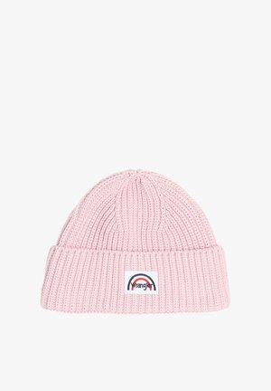 Roze gebreide beanie met een geribbeld patroon, voorzien van een omgevouwen manchette en een rechthoekige geborduurde patch met een regenboog en de merknaam.