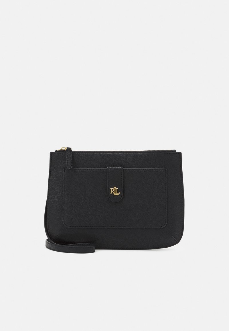 Černá kožená crossbody taška se zipovým zavíráním, s přední klopou a zlatým logem. Hladký povrch a obdélníkový tvar.