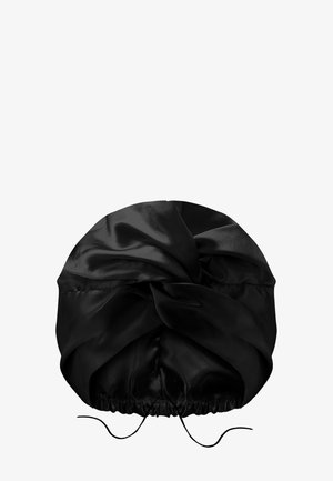 Bonnet en satin noir avec bord élastique froncé et un détail de nœud torsadé sur le dessus, conçu pour protéger les cheveux pendant le sommeil.