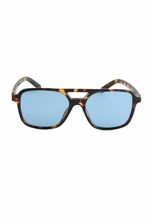 Okulary przeciwsłoneczne z oprawkami w wzór muszli żółwia i niebieskimi prostokątnymi soczewkami, z małym trójkątnym wycięciem na mostku.