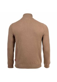 Brązowy sweter z długim rękawem i golfem widoczny od tyłu, z prążkowanym kołnierzem, mankietami i dolnym brzegiem na białym tle.