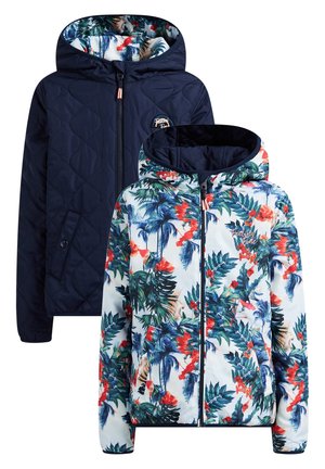 Käännettävä hupullinen takki, jossa laivastonsininen tikattu sivu ja trooppista kuosia oleva sivu, jossa sinisiä, vihreitä ja punaisia lehtiä sekä kukkia.