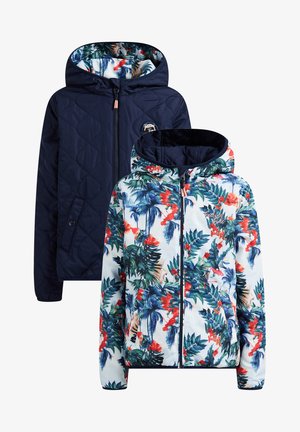 Chaqueta con capucha reversible con lateral acolchado en azul marino y lateral con estampado tropical que presenta follaje y flores en azul, verde y rojo.