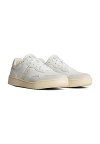 Sneaker bianche in pelle con suola in gomma testurizzata, dotate di chiusura con lacci, colletto imbottito e dettaglio del logo impresso sul lato.