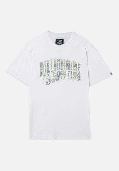 Hvit bomull t-skjorte med "Billionaire Boys Club" tekst i gradientdesign. Korte ermer og rund hals.