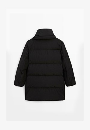 Sort jakke med høj krave, med et quiltet design, brede ærmer og en glat tekstur, vist fra ryggen.