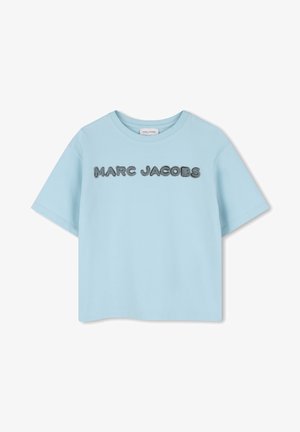 T-shirt bleu clair à manches courtes avec le logo « MARC JACOBS » en lettres noires texturées sur la poitrine, col rond.