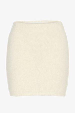 Fustă mini albă din lână, textură moale și pufoasă, design ajustat, talie înaltă, fără modele sau accente vizibile.