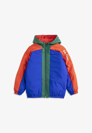 Dziecięca kurtka z kapturem, z niebieskim tułowiem, pomarańczowymi rękawami, zieloną lamówką przy zamku, elastycznymi mankietami i napisem "Bobo Choses" na lewym rękawie.