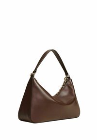 Borsa a tracolla in pelle marrone con forma triangolare, texture liscia e un accento in catena dorata sulla tracolla.