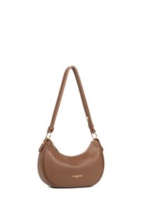 Borsa a spalla in pelle marrone con forma curva, dettagli in metallo dorato e una singola tracolla regolabile. Presenta un logo impresso sul davanti.