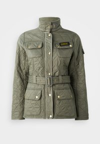 Olijfgroen gewatteerde jas met hoge kraag, ceintuur in de taille, gouden hardware, voorko pocketen en een merkembleem op de borst.