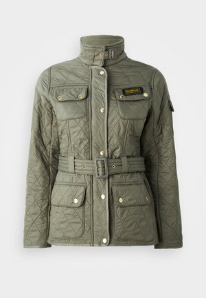 Olivgrüne gesteppte Jacke mit hohem Kragen, tailliertem Gürtel, goldenen Beschlägen, frontalen Taschen und einem Markenpatch auf der Brust.