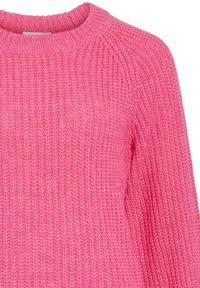 Primo piano di un maglione rosa a maglia con scollatura rotonda a costine e motivo a punto testurizzato su corpo e maniche.