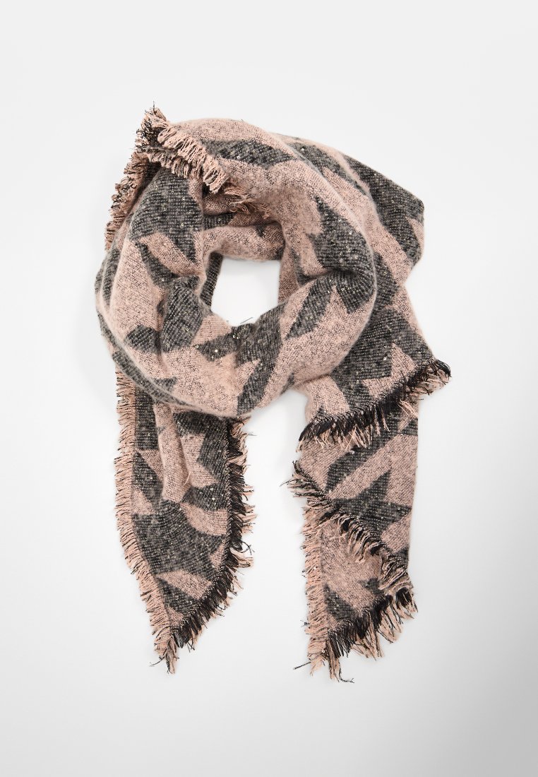 Bufanda suave de tejido con un patrón geométrico abstracto en rosa y gris oscuro, con bordes desflecados y sutiles hilos brillantes, dispuesta de manera suelta sobre un fondo blanco.