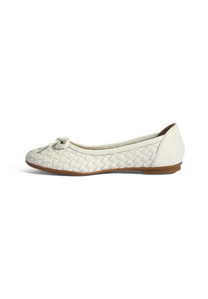 Ballerines en cuir tressé blanc avec un bout arrondi, un petit nœud en accent à l'avant et une semelle en caoutchouc plate.