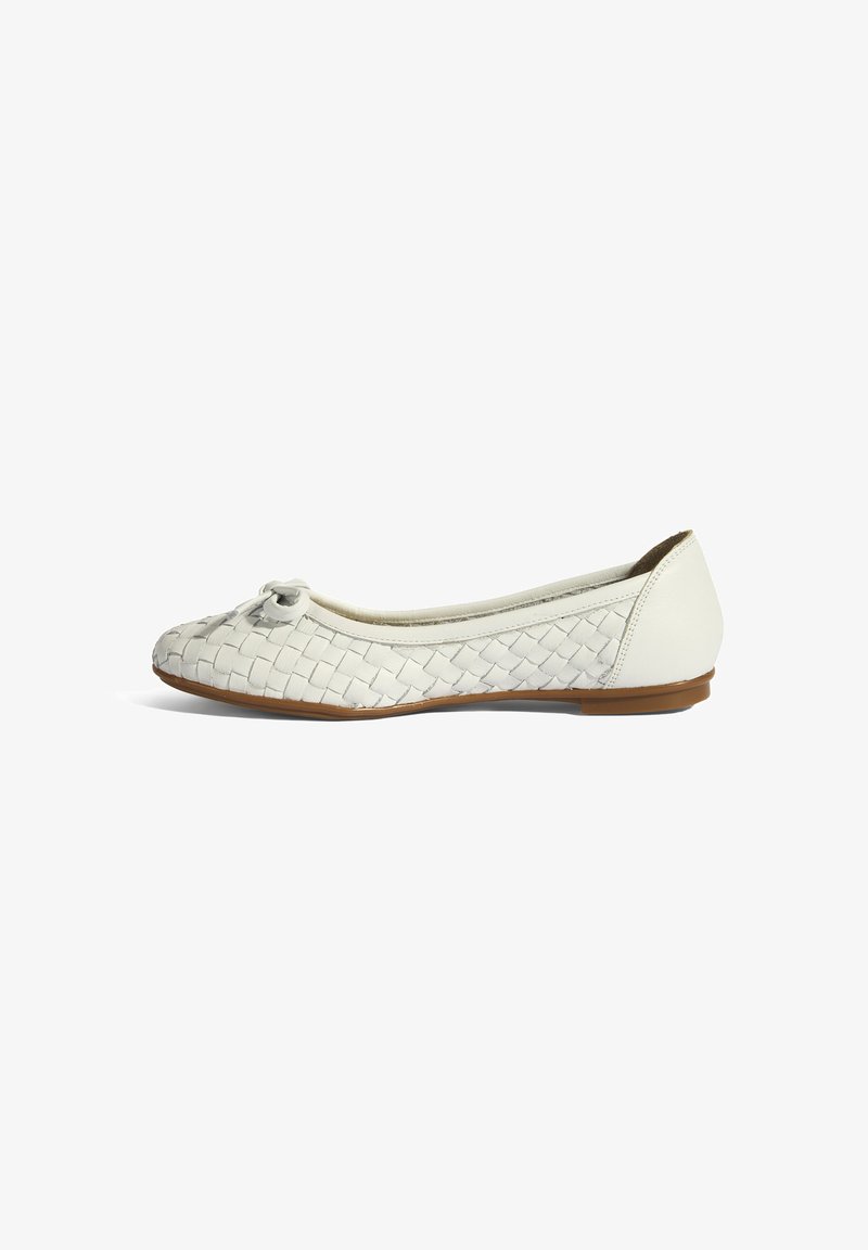 Witte geweven leren ballerina's met een ronde neus, een kleine strikaccent aan de voorkant en een platte rubberen zool.
