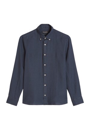 Donkerblauw overhemd met lange mouwen, knoopsluiting en een button-down kraag, met witte knopen, weergegeven op een witte achtergrond.