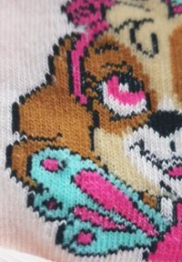 Maglione lavorato a maglia con un design di un cane cartone animato con pelo marrone, accenti rosa e farfalle turchesi. Tessuto morbido e colori vivaci.
