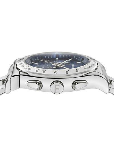 Sidabrinis chronografinis rankinis laikrodis su juodu ciferblatu, tachimetro žiedu, dviem šoniniais mygtukais ir karūnėle su išgraviruota raide „F“.