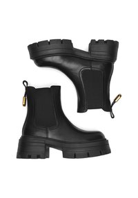 Czarne skórzane botki Chelsea z elastycznymi panelami po bokach, masywną gumową podeszwą i złotym akcentem na szlufce. Gładka faktura i zaokrąglony kształt noska.