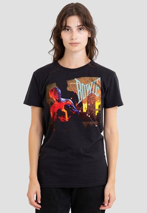 Schwarzes Baumwoll-T-Shirt mit einem Grafikdesign eines Musikers in lebendigen Farben und stilisiertem Text. Kurze Ärmel und klassischer Rundhalsausschnitt.