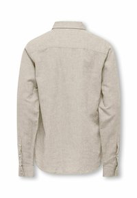 Camicia a maniche lunghe in tessuto di lino color beige chiaro, con colletto classico, polsini abbottonati e orlo arrotondato. Superficie liscia al tatto.