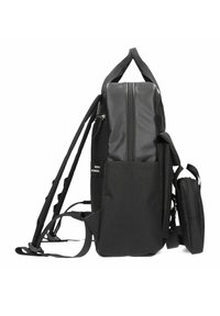 Zaino nero con una finitura opaca e elegante. Dotato di un vano superiore con zip, tasca laterale in rete e spallacci regolabili. Design compatto.