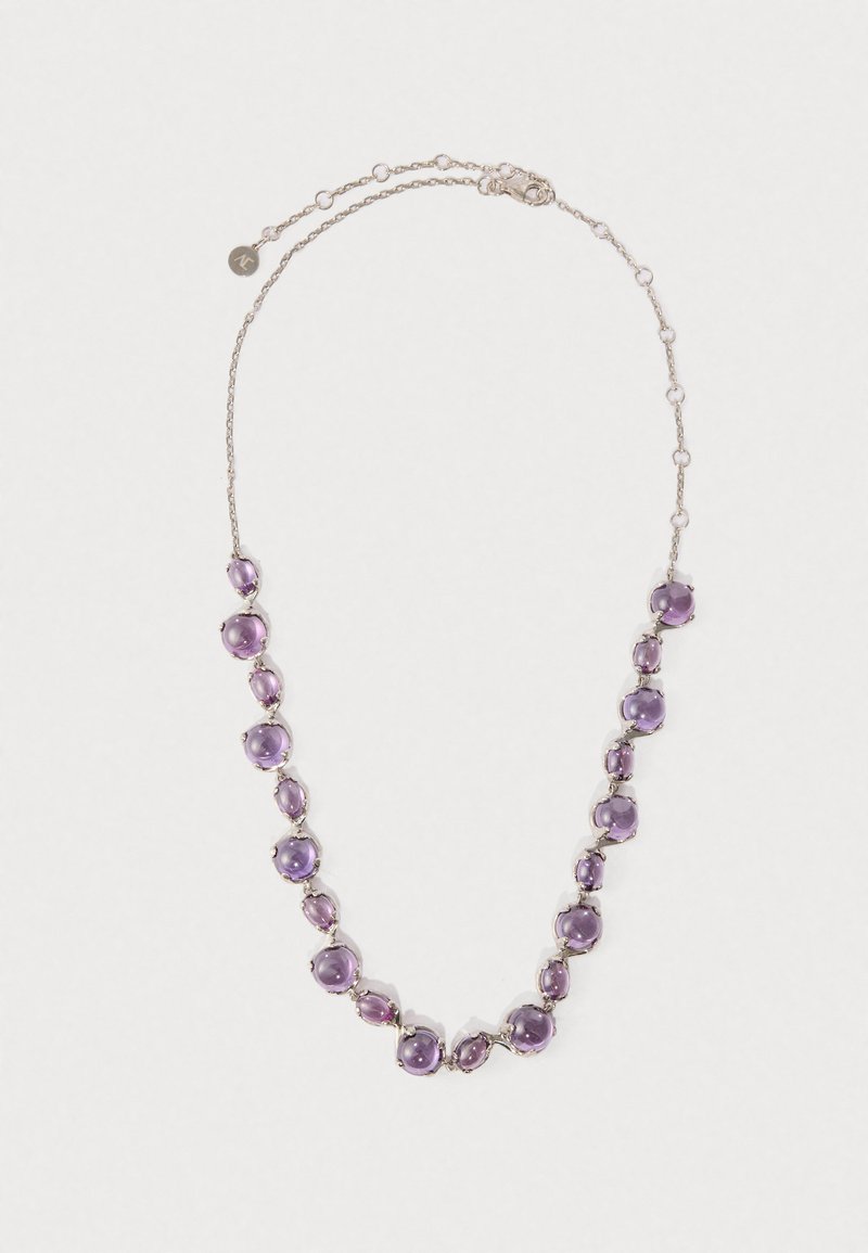 Ασημένια αλυσίδα κολιέ με πολλούς στρογγυλούς και οβάλ μωβ πολύτιμους λίθους ομοιόμορφα τοποθετημένους κατά μήκος του μπροστινού τμήματος, με μια μικρή στρογγυλή ετικέτα κλειδώματος.