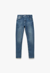 Vaqueros de mezclilla azul con corte ajustado, cinco bolsillos, cremallera clásica, un ligero desgaste y detalles de costura a lo largo de las costuras.