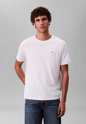 BADGE CLASSIC TEE - Βασικό μπλουζάκι - bright white