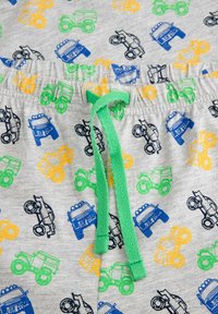 Szare bawełniane szorty z powtarzającym się wzorem zabawkowych ciężarówek w kolorze niebieskim, zielonym, żółtym i czarnym, z zielonym sznurkiem ściągającym w pasie.