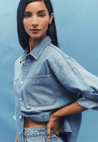 Next Blúzka so zapínan�ím na gombíky - mid blue embellished