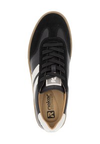 Černé tenisky se semišovými a koženými texturami, bílými akcenty a gumovou podrážkou. Mají černé tkaničky a logo na jazyku.