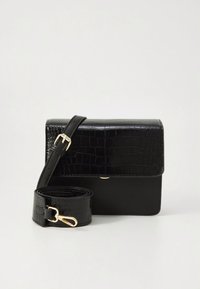 Zwart neplederen crossbodytas met krokodillenstructuur, gouden hardware en een verstelbare riem. Rechthoekige vorm met een klepsluiting.