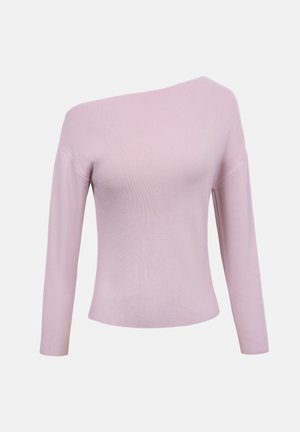 Vaaleanpunainen ribbineulottu neulepaita, jossa on pitkät hihat ja epäsymmetrinen olkapäät paljastava pääntie.