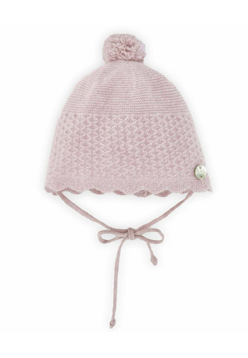 Bonnet en tricot rose avec une section inférieure texturée, un bord festonné, un pompon sur le dessus et des liens pour le fixer sous le menton. Accentué d'un bouton en métal.