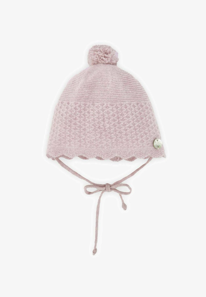 Bonnet en tricot rose avec une section inférieure texturée, un bord festonné, un pompon sur le dessus et des liens pour le fixer sous le menton. Accentué d'un bouton en métal.