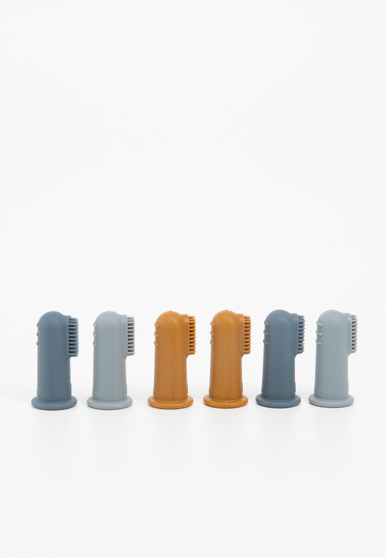 Sei spazzole in silicone per la cura degli animali disposte in fila. I colori includono due tonalità di grigio e un marrone-arancio. Ogni spazzola presenta una piccola testa di setole.
