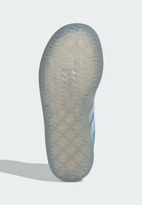 Semelle de chaussure en caoutchouc translucide avec une texture ondulée, accentuée de bleu clair et dotée d'une forme lisse et courbée le long des bords.