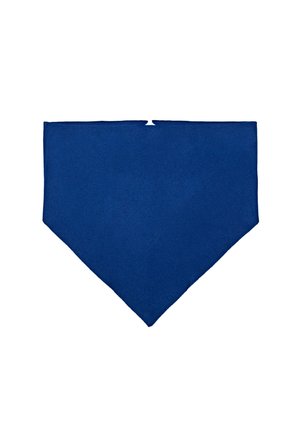 Femme aux cheveux raides et foncés porte un top sans manches bleu marine, une écharpe bleue drapée autour du cou et un jean en denim foncé, regardant vers sa gauche.
