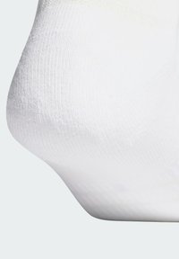 Biela ponožka s hladkou, rebrovanou textúrou. Päta je vystužená a látka pôsobí pružne a ľahko. Jednoduchý dizajn v pevnej farbe.