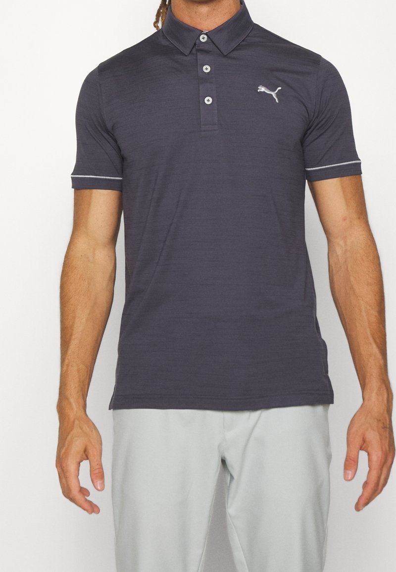Polo tričko v tmavě šedé látce, krátké rukávy, jemná textura, tříknoflíková légou, bílý akcent na rukávech, vyšívané logo na hrudi.