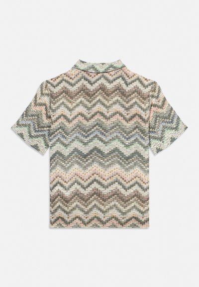 Πουκάμισο με κοντά μανίκια και πολύχρωμο ζικ-ζακ μοτίβο σε απαλά παστέλ χρώματα, απλωμένο επίπεδο σε λευκό φόντο, με θέα από πίσω.