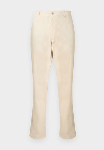 Pantalon beige en tissu lisse, présentant une coupe droite, une fermeture à boutons sur le devant, sans motifs ni accents visibles.