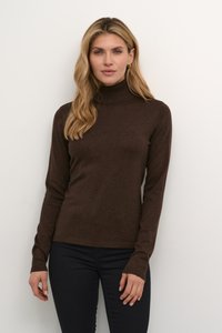 Barna garbópulóver puha kötött anyagból, hosszú ujjú és testhez simuló fazonnal. Sötét farmernadrággal viselve.